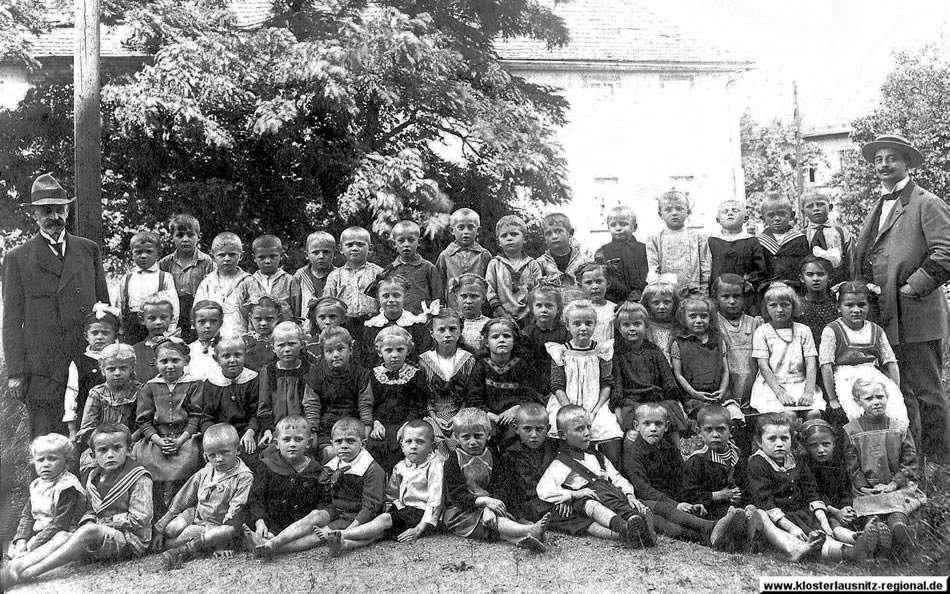 Klassenfoto 1919 - 1927 Foto: 1920 mit Lehrer Paul Willy Hemmann und Lehrer sowie Kantor Edmund Büchel